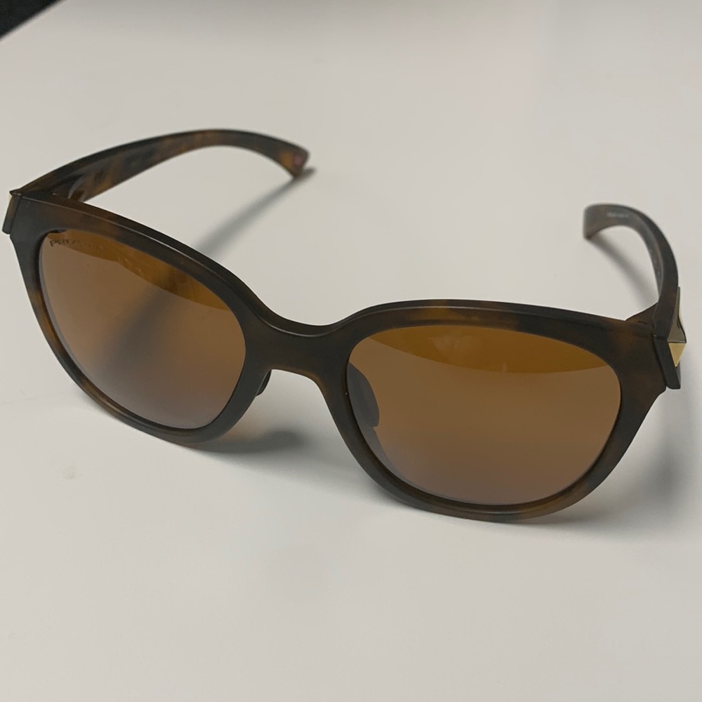 Women’s Polarized Oakley Sunglasses + case